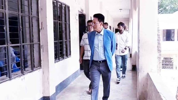 মানিকগঞ্জে আকস্মিক পরীক্ষা কেন্দ্র পরিদর্শনে শিক্ষামন্ত্রী