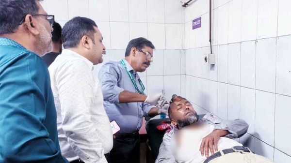 নবাবগঞ্জে কমিটি দ্বন্দ্বে বিএনপি নেতা ও শাশুড়ি আহত
