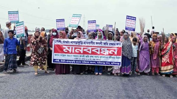 মানিকগঞ্জে কৃষকদের বিক্ষোভে মহাসড়ক অবরোধ