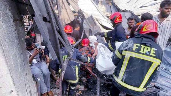 কেরানীগঞ্জে লাইটার কারখানায় ভয়াবহ আগুন - মরদেহ উদ্ধার