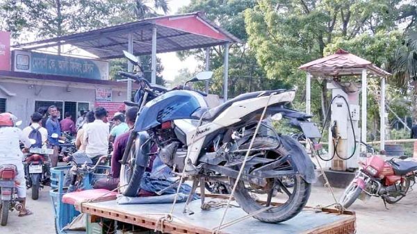 দীর্ঘ লাইনে ভ্যানে মোটরসাইকেল - তেলের জন্য অভিনব উদ্যোগ