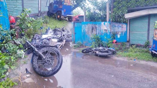 দোহারে সড়ক দুর্ঘটনা - ইজিবাইক ও বাইক চালক আহত