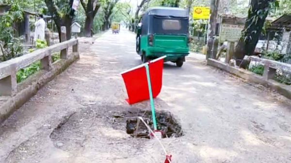 শিক্ষার্থীসহ হাজারো মানুষের ঝুঁকিপূর্ণ যাতায়াত