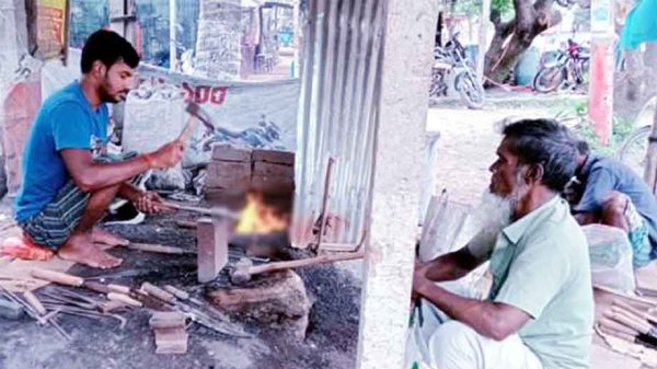 ঈদুল আযহা ঘিরে জমে উঠেছে জগন্নাথপুরের কামার পল্লী