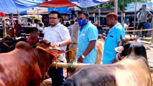 যানজট এড়াতে সড়কের বাইরে পশুর হাট চায় সচেতন মহল