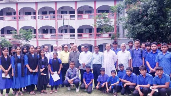 মেধাবীদের পাশে প্রাক্তন ছাত্র সমিতি - পেল বৃত্তি সহায়তা