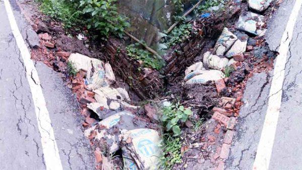 বৃষ্টিতে ভেঙে পড়ল বড় রাজপাড়ার ব্যস্ত সড়ক - দুর্ভোগে এলাকাবাসী