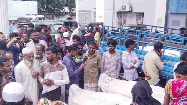 সকালে সড়ক দুর্ঘটনায় প্রাণ গেল আট শ্রমিকের