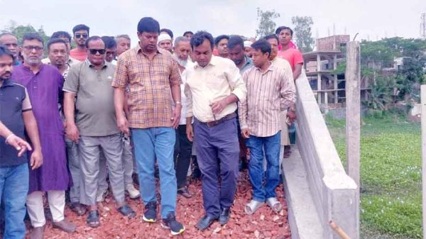অ্যাপ্রোচ সড়ক নিয়ে অভিযোগ - পরিদর্শনে এমপি আবু আশফাক